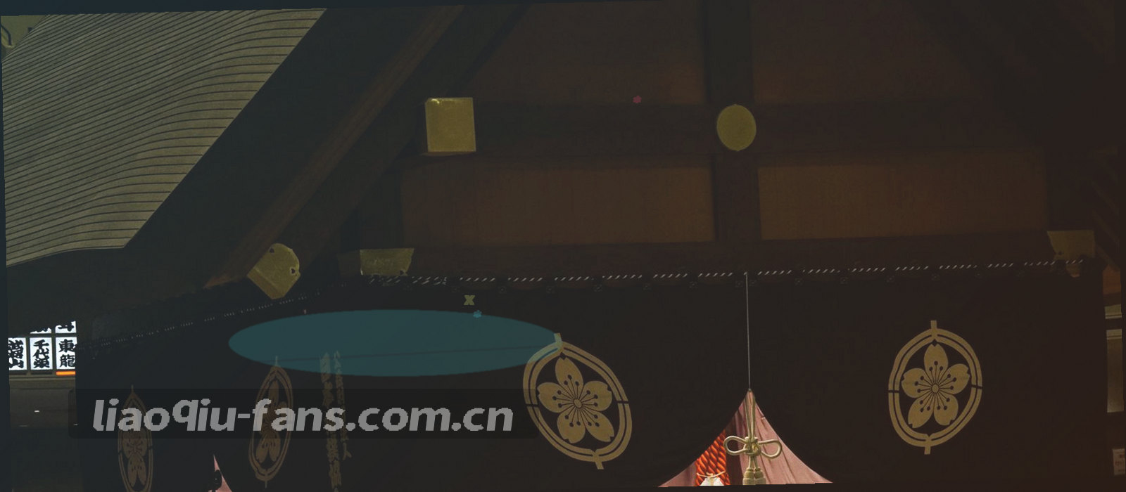 深蓝色背景上的数据流向抽象纹理，多条细线汇入同一个节点